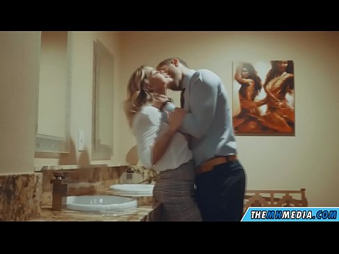 ❤️ Kad krūtiska blondīne pavedina tevi publiskā tualetē ❤❌ Kaltais porno pie mums ❌️